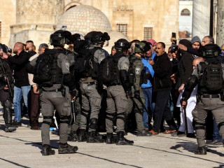 Palestinians clash with Israeli police at Jerusalem holy site