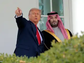 އެމެރިކާގެ ރައީސް ޑޮނަލްޑް ޓްރަމްޕް އާއި، ސައުދީގެ ވަލީ އަހުދު މުޙައްމަދު ބިން ސަލްމާން.