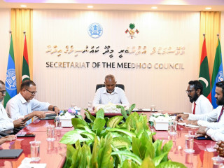 The president met members of R. Meedhoo council and WDC on Saturday