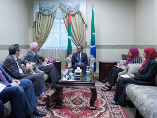 ގިލްސް ޑެ ކެރްޗޯ ރައްޔިތުންގެ މަޖިލީހުގެ ރައީސް އާއި ބައްދަލުކުރައްވަނީ