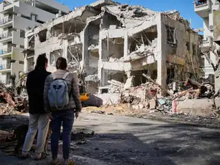 އީރާނުން އިޒްރޭލުގެ ތެލް އަވީވަށް ދިން މިސައިލް ހަމަލާއެއްގައި ސުންނާފަތިވެފައިވާ އެޕާޓްމަންޓް އިމާރާތަކަށް ލިބިފައިވާ ގެއްލުންތައް އާންމުން ބަލަނީ.