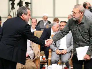 އަރާގްޗީގެ ވަރުގަދަ ރައްދެއް: އީރާންގައި އޮތީ ވަރުގަދަ ސިޔާސީ ނިޒާމެއް، ލީޑަރުން އަވަހާރަ ކޮށްލިޔަސް ފަހަތަށް ޖެހުމެއް ނެތް