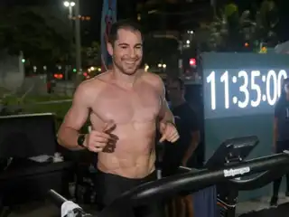 ބްރެޒިލްގެ ރިއޯ ޑި ޖެނީރޯގައި ހުންނަ ހާމަ ފިޓްނަސް ސެންޓަރެއްގައި ބެހެއްޓިފައި ހުރި ޓްރެޑްމިލެއްގައި، ޕެޕޭ ފިއަމޮންސިނީ 188 ކިލޯމީޓަރު (116 މޭލު) އަށް ވަނީ ދުވެފައި. 