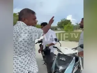 ރާއްޖެޓިވީގެ ޓީމު، ދ. މީދޫގައި "ހާލު ކިހިނެއް" ޕްރޮގްރާމް ޝޫޓް ކުރަމުން ދަނިކޮށް، ރައީސް ޑރ. މުއިއްޒުގެ އަނބިކަނބަލުން ސާޖިދާ މުހައްމަދުގެ ބޮޑު ބޭބެ، އަބްދުﷲ ލަތީފް އާއި ޕީއެންސީގެ ބަޔަކު އައިސް މާރާމާރީ ހިންގުން