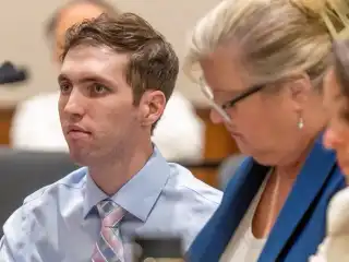 ޝަރީއަތުގެ މަޖިލީހުގައި ރޮބިންސަން އާއި އޭނާގެ ޤާނޫނީ ވަކީލުން