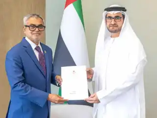 ޔުނައިޓެޑް އެރަބް އެމިރޭޓްސް (ޔޫއޭއީ) އަށް ދިވެހިރާއްޖޭގެ ފަރާތުން ކަނޑައެޅުއްވި އާ ސަފީރު ތޯރިގް އިބްރާހީމް، އެމަނިކުފާނުގެ ސަފީރުކަމުގެ ފަތްކޮޅު ޔޫއޭއީގެ މިނިސްޓްރީ އޮފް ފޮރިން އެފެއާޒްގެ އަންޑަރސެކްރެޓަރީ އުމަރު އުބައިދު އަލްހަސަން އަލްޝަމްސީ އަށް އަރުވަނީ.