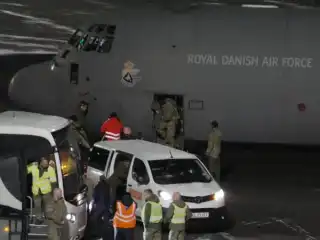 ޑެނިޝް އެއަރފޯސް ގެ ބޯޓެއް ގްރީންލޭންޑަށް ސިފައިންނާ އެކު ޖައްސާފައި