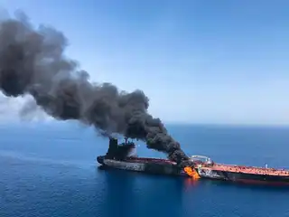 އިންޒާރުތަކަށް ބެލުމެއްނެތި ހޮރްމޫޒް ކަނޑުއޮޅިން ދަތުރުކުރި ތެޔޮ ޓޭންކަރަކަށް އީރާނުން ޑްރޯން ހަމަލާދީ ގޮއްވާލައިފި