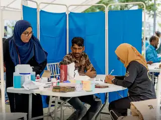 އެޗްޑީސީން ކުރިއަށް ގެންދިޔަ ހެލްތް ސްކްރީނިންގ ޕްރޮގްރާމެއްގެ ތެރެއިން ބިދޭސީއެއް ޑޮކްޓަރަށް ދައްކަނީ. 