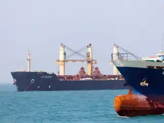 ކަނޑުދަތުރުފަތުރުކުރާ އުޅަނދުފަހަރު މޮނިޓަރކުރާ ވެބްސައިޓެއް ކަމަށްވާ "މެރިން ޓްރެފިކް" އިން ހާމަކޮށްފައިވާ ތަފާސްހިސާބުތަކަށް ބަލާއިރު، މިދިޔަ އާދީއްތަ ދުވަހުން ފެށިގެން ހުރުމުޒް ކަނޑުގެ ސަރަހައްދުން ބޭރުވެފައިވަނީ ލޮކޭޝަން ޓްރެކަރ އެކްޓިވްކޮށް ހުރި އެންމެ ދެ އުޅަނދު.