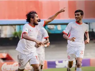 ފަހަތުން އަރައި ބުރުން އީގަލްސް ބަލިކޮށްފި 