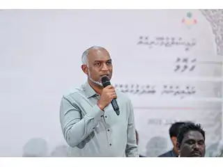 ވަޒީރުން ރަތަށް، މުއިއްޒު ހޫނު ފެނަށް!