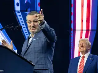 އެމެރިކާގެ ސެނެޓަރ ޓެޑް ކްރޫޒް ވާހަކަ ދައްކަމުން ގެންދާއިރު އެމެރިކާގެ ރައީސް ޑޮނަލްޑް ޓްރަމްޕް އޭނާގެ ފަހަތުގައި ހުއްޓިގެން