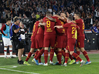 ރޯމާގެ ކުޅުންތެރިން އުފާ ފާޅުކުރަނީ