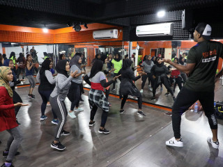 ބޮމްބޭ ޖޭމް އިންސްޓްރަކްޓަރ ޓްރެއިނިންގް ޕްރޮގްރާމް ކްލާހެއްގެ ތެރެއިން