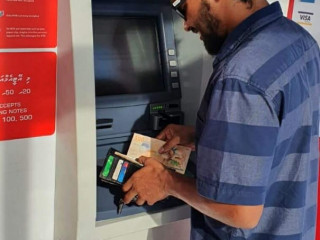 އޭޓީއެމުން މީހަކު ފައިސާ ނަގަނީ