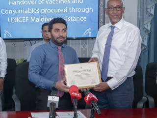 ޔުނިސެފުން ހަދިޔާކުރި އެމްއާރު ވެކްސިން ހަވާލުކުރިކަމުގެ ލިޔުމާއި ހެލްތް މިނިސްޓަރު ހަވާލުވެވަޑައިގަންނަވަނީ