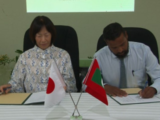 ސޮއިކުރުމުގެ ރަސްމިއްޔާތުގައި ޖަޕާނު ސަފީރު ކެއިކޯ ޔަނާއީ އާއި އިމްރާން އިބްރާހިމް