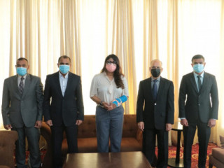 ކޮންފަރެންސްގައި ބައިވެރިވާ ދިވެހި ވަފުދު ފުރުމުގެ ކުރިން ނަގާފައިވާ ފޮޓޯއެއް