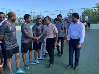 އެފްއާރުސީ ޒޯން ފުޓްސަލް މުބާރާތުގެ ޓީމް ތަކުގެ ކުޅުންތެރިންނާއި ރައްޔިތުންގެ މަޖިލީހުގެ ރައީސް މުހައްމަދު ނަޝީދު ސަލާމް ކުރައްވަނީ