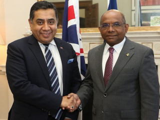 ކޮމަންވެލްތާއި އިނގިރޭސިވިލާތުގެ އިސްވެރިންނާއި މިނިސްޓަރ ޝާހިދު ބައްދަލުކުރެއްވުން