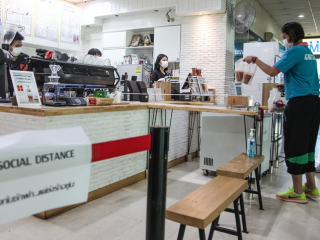 ކޮވިޑް-19 ގެ ހާލަތުގައި ތައިލެންޑުގެ ކާއެއްޗެހި ވިއްކާ ތަނަކުން ބަޔަކު އެއްޗެހި ގަންނަނީ