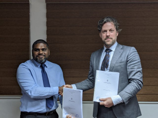 ޓްރާންޝިޕްމަންޓް ބަނދަރާއި ބައިނަލްއަގްވާމީ މެރިޓައިމްއާ ގުޅުންހުރި އެހެނިހެން ޚިދުމަތްތައް ޤާއިމްކުރުމުގެ ކޮންސަލްޓެންސީ އެއްބަސްވުމުގައި ސޮއިކުރުން