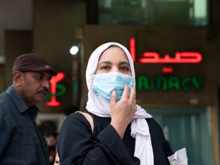 ކޮވިޑް-19 އިން ރައްކާތެރިވުމުގެ ގޮތުން މީހަކު މާސްކު އަޅައިގެން