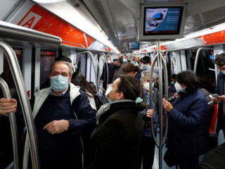 އިޓަލީގެ ސަބްވޭއެއްގައި މީހުން މާސްކު އަޅައިގެން