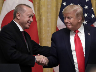 އެމެރިކާގެ ރައީސް އާއި ތުރުކީގެ ރައީސް ސަލާމް ކުރައްވަނީ