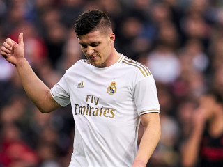 ރެއާލް މެޑްރިޑަށް ކުޅެމުން އަންނަ ސާބިއާގެ ޒުވާން ފޯވާޑް ލުކާ ޔޮވިޗް