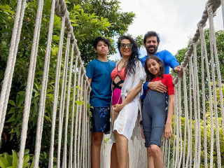 ކަބީރްހާން އާއިލާއާ އެކު ނަގާފައިވާ ފޮޓޯއެއް