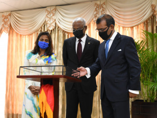 ރައްޔިތުންގެ މަޖިލީހުގެ ލައިބްރަރީ އަދި ޑިޖިޓަލް އާކައިވް ހުޅުވައިދެއްވުމަށްފަހު އެތަން ރައީސްގެ ދެކަނބަލުންނާއި މަޖިލިސް ރައީސް ބައްލަވާލައްވަނީ