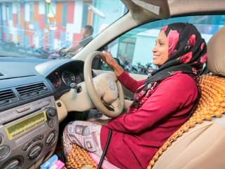 މާލޭގައި ޓެކްސީ ހިދުމަތްދޭ ހަމައެކަނި އަންހެން ޑްރައިވަރު އައިމިނަތު ވަހީދާ