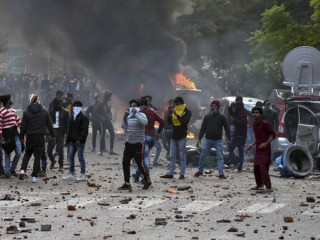 އިންޑިއާގައި މުޒާހަރާ ކުރާ މީހުންނަށް ފުލުހުން އަނިޔާކުރާ މައްސަލަ ބޮޑުވެފައި