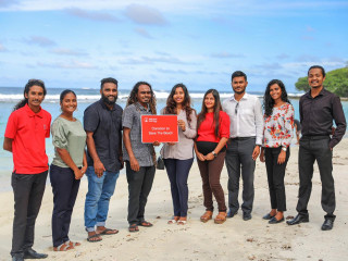 \"ޓްރޭޝްޓެގް\" ހަރަކާތުގައި ބައިވެރިވި ބީއެމްއެލް މުވައްޒަފުންގެ އެހީއެއް ސޭވް ދަ ބީޗް އަށް!