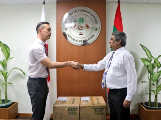 ޖަޕާނުން ރާއްޖެއަށް ސަރޖިކަލް މާސްކް ހަދިޔާކުރަނީ