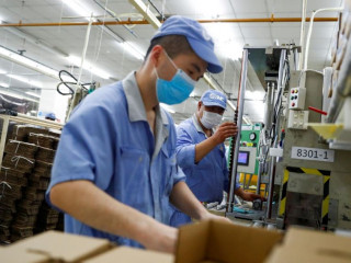 ބެއިޖިންގ ގެ ކުންފުންޏެއްގައި މީހުން މާސްކު އަޅައިގެން މަސައްކަތްކުރަނީ