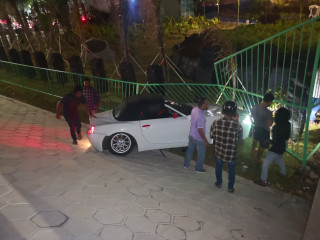 ކޮންޓްރޯލުން ނައްޓައިގެން ޕާކްތެރެއަށް ވެއްޓުނު ކާރު