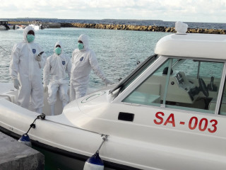 ސިއްހީ އެހީތެރިން ނަރުދޫ ބަނދަރުގައި އަޅާފައި އޮތް ލޯންޗެއްގައި