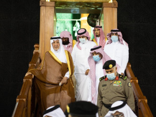 ގެފުޅު ދޮންނެވުމަށްފަހު މައްކާގެ އަމީރު އަދި ރަސްގެފަނުގެ އެޑްވައިޒަރު ވަލީއަހުދު ހާލިދު އަލް ފައިސަލް ގެފުޅު ތެރެއިން ނުކުމެވަޑައިގަންނަވަނީ