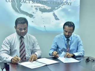 ޓްރާންސްޕޯޓް މިނިސްޓްރީގެ ދަށުން ހިންގަމުންދިޔަ ރީޖަނަލް އެއަރޕޯޓްސްގެ ޑިރެކްޓަރ ޖެނެރަލް ސާމީ އަޤީލް (ވ)، އެމްޓީސީސީއާއެކު 2018ގައި އޮތް ސޮއި ކުރުމުގެ ރަސްމިއްޔާތެއްގައި