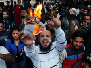 އިންޑިއާގައި ކުރަމުންދާ މުޒާހަރާތައް ހޫނުވެ ބޮޑެތި ސިޓީތަކަށް ފެތުރިއްޖެ