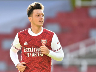 އާސެނަލަށް ކުޅެމުން އަންނަ ޖަރުމަނުގެ މިޑްފީލްޑަރު މެސުޓް އޮޒިލް