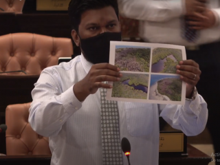 މަކުނުދޫ ދާއިރާގެ މެމްބަރ މުހައްމަދު ރާއީ ނޭކުރެންދޫ ކަނޑޫފަލަށް އަންނަ ބަދަލުތައް ދައްކުވައިދޭ ފޮޓޯއެއް ޖަލްސާގައި ދައްކާލައްވަނީ