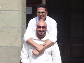 އަކްޝޭ ވަނީ މީގެ ކުރިންވެސް ބީ ޕްރާކްއާ އެކު މަސައްކަތް ކޮށްފައި