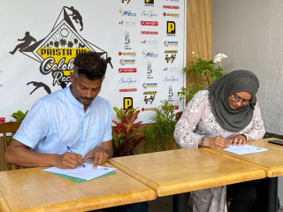 ޕްރިސްޓަރ އޮއިލް ސެލެބްރިޓީ ޝޯވގެ ޕްރެޒެންޓަރ އަލީ ސީޒަން އަދި ރާއްޖެ ޓީވީގެ ޑެޕިއުޓީ ސީއޯއޯ އެއްބަސްވުމުގައި ސޮއި ކުރަނީ