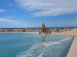 ރަސްމާދޫ ފަޅު ފުންކުރުމުގެ މަސައްކަތުގަެި އެކްސްކަވޭޓަރެއް ހަރަކާތްތެރިވަނީ