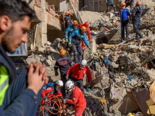 ތުރުކީއަށް އައި ބިންހެލުމުގައި ވެއްޓުނު އިމާރާތްތަކުގެ ދަށުން މީހުން ހޯދުމުގެ މަސައްކަތް ކުރަނީ