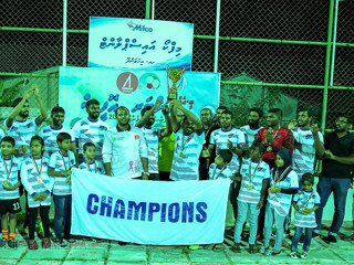 މުބާރާތުގެ ޗެމްޕިއަންކަން ހޯދި އިހަވަންދޫ ޕޮލިސް ޓީމު